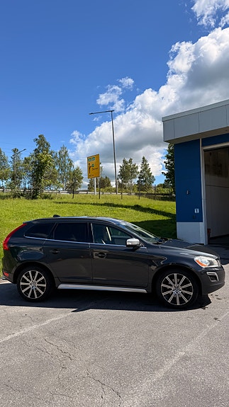 Volvo XC60 2 of 30