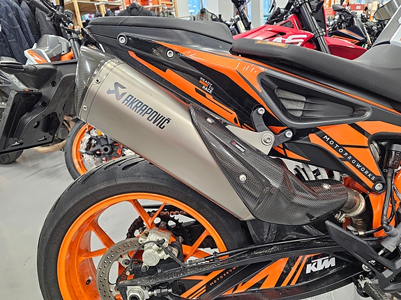 KTM 890 Duke R 6 of 11