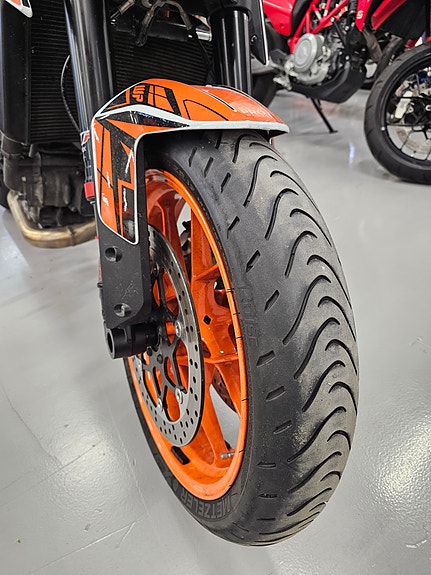 KTM 890 Duke R 3 of 11