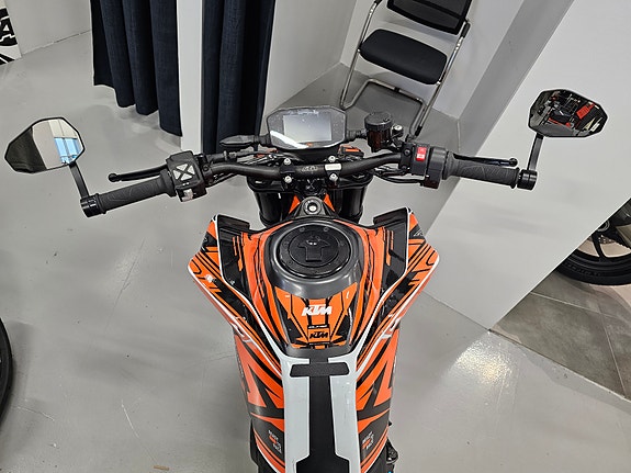 KTM 890 Duke R 8 of 11