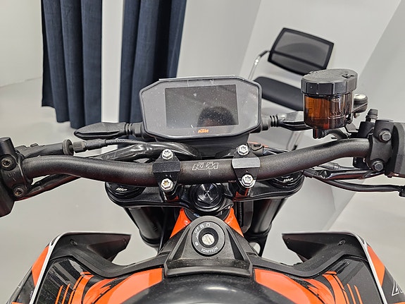 KTM 890 Duke R 10 of 11