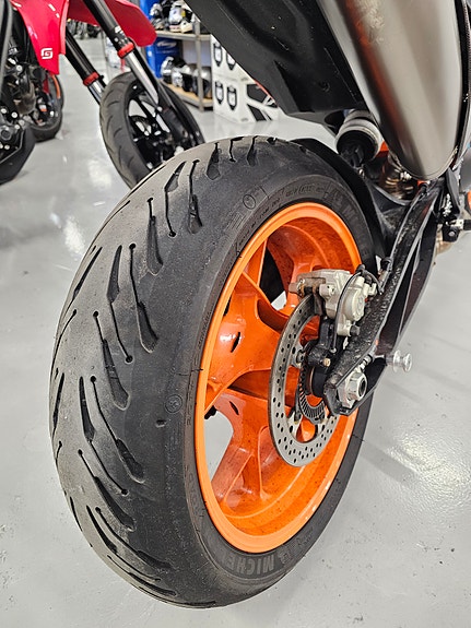 KTM 890 Duke R 5 of 11