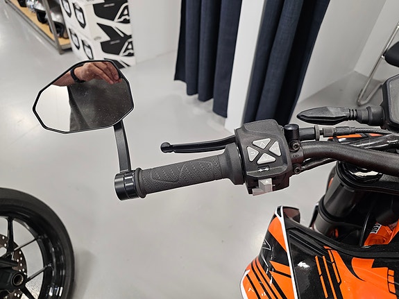 KTM 890 Duke R 9 of 11
