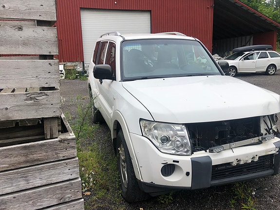 Mitsubishi Pajero 2 of 6