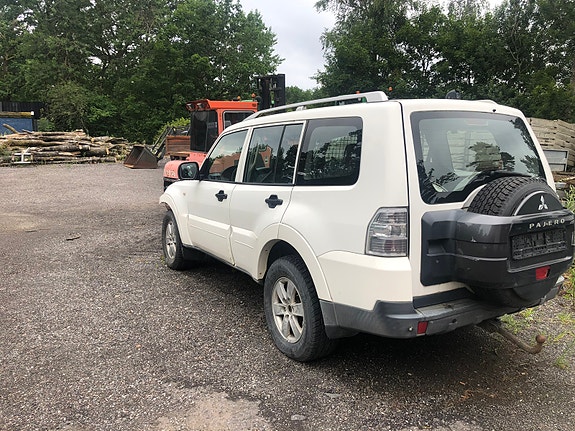 Mitsubishi Pajero 3 of 6