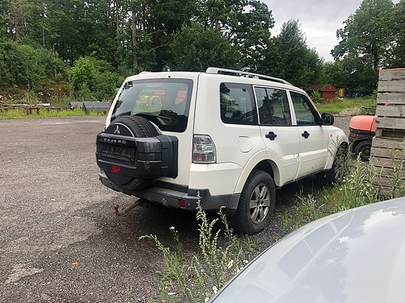 Mitsubishi Pajero 4 of 6
