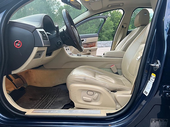 Jaguar XF 6 of 14