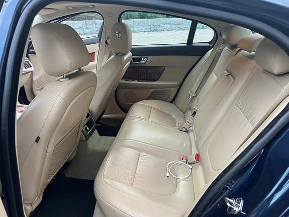 Jaguar XF 3 of 14