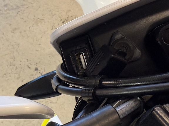 Husqvarna 701 Supermoto 12 of 14