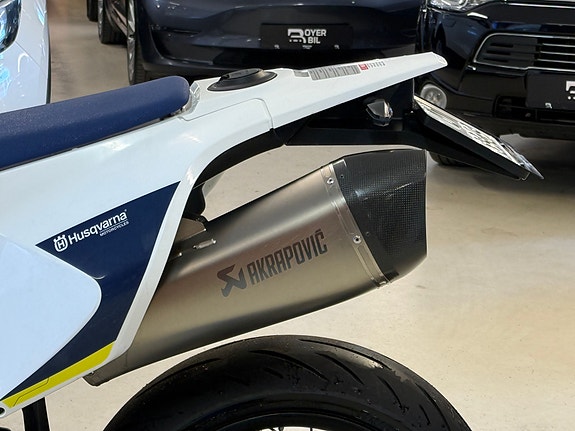 Husqvarna 701 Supermoto 9 of 14