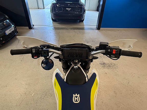 Husqvarna 701 Supermoto 10 of 14