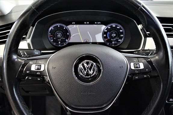 Volkswagen Passat 17 of 30