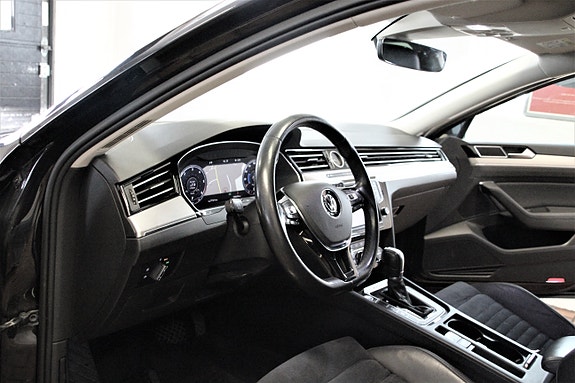 Volkswagen Passat 13 of 30