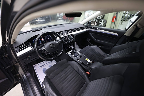 Volkswagen Passat 24 of 30