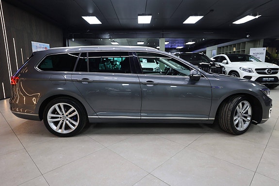 Volkswagen Passat 9 of 30