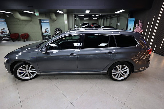 Volkswagen Passat 13 of 30