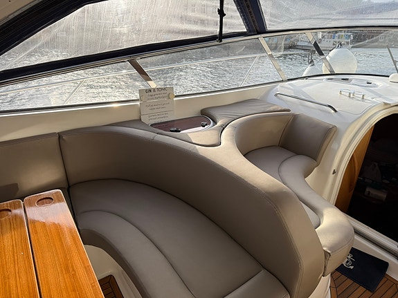 Bavaria 37 sport med nytrekt sittegruppe og solseng samt mye nytt senere år. 6 of 30