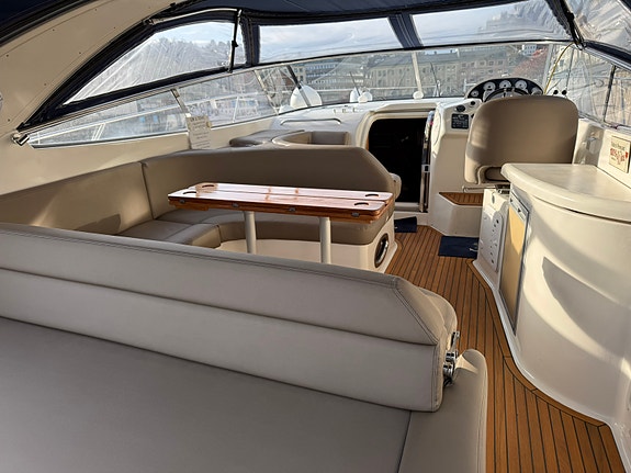 Bavaria 37 sport med nytrekt sittegruppe og solseng samt mye nytt senere år. 7 of 30