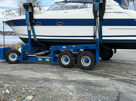 Bavaria 37 sport med nytrekt sittegruppe og solseng samt mye nytt senere år. 28 of 30