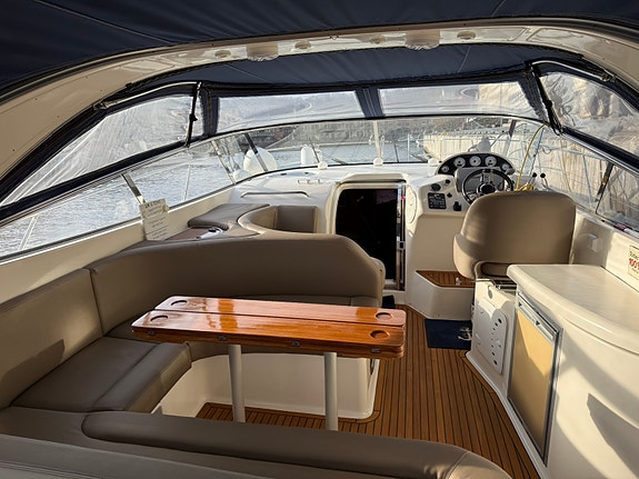 Bavaria 37 sport med nytrekt sittegruppe og solseng samt mye nytt senere år. 9 of 30