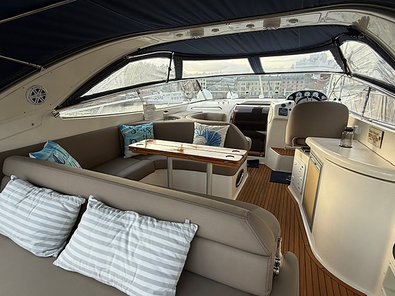 Bavaria 37 sport med nytrekt sittegruppe og solseng samt mye nytt senere år. 4 of 30