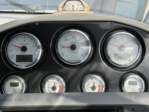 Bavaria 37 sport med nytrekt sittegruppe og solseng samt mye nytt senere år. 12 of 30
