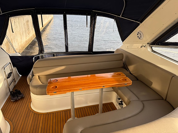 Bavaria 37 sport med nytrekt sittegruppe og solseng samt mye nytt senere år. 8 of 30