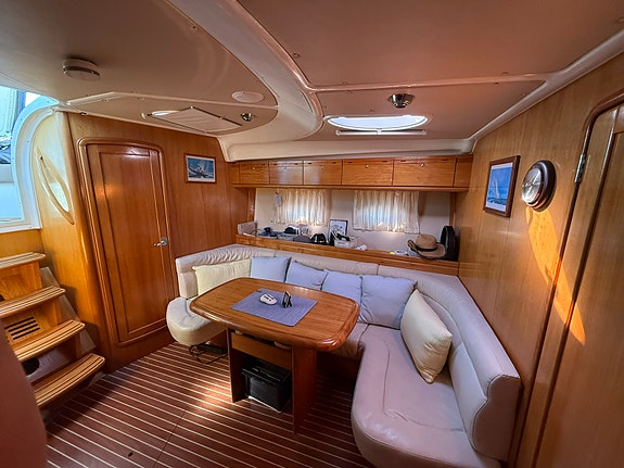 Bavaria 37 sport med nytrekt sittegruppe og solseng samt mye nytt senere år. 18 of 30