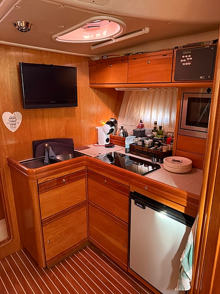 Bavaria 37 sport med nytrekt sittegruppe og solseng samt mye nytt senere år. 17 of 30