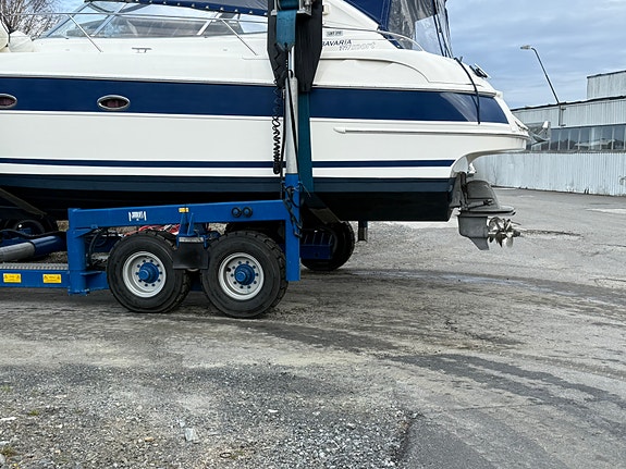 Bavaria 37 sport med nytrekt sittegruppe og solseng samt mye nytt senere år. 29 of 30