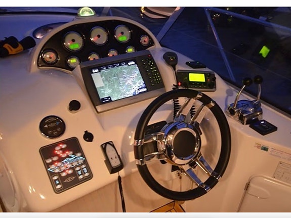 Bavaria 37 sport med nytrekt sittegruppe og solseng samt mye nytt senere år. 10 of 30