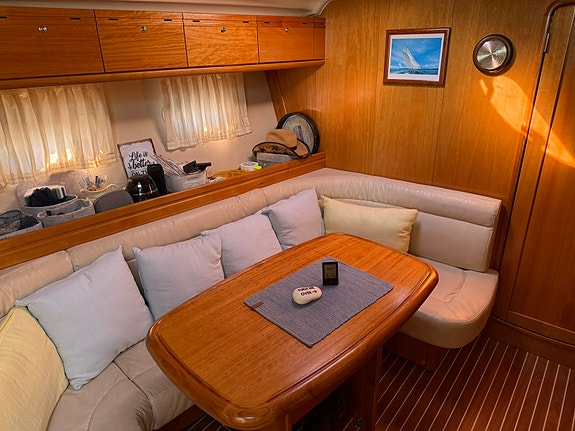 Bavaria 37 sport med nytrekt sittegruppe og solseng samt mye nytt senere år. 16 of 30