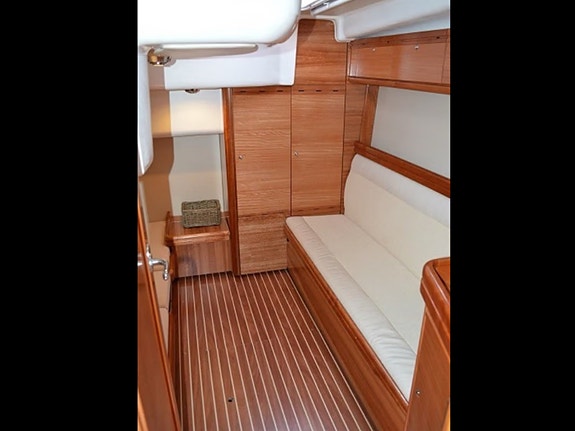 Bavaria 37 sport med nytrekt sittegruppe og solseng samt mye nytt senere år. 27 of 30