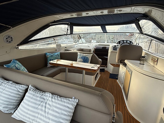 Bavaria 37 sport med nytrekt sittegruppe og solseng samt mye nytt senere år. 5 of 30