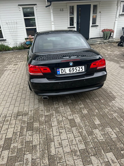 BMW 320i 5 of 6