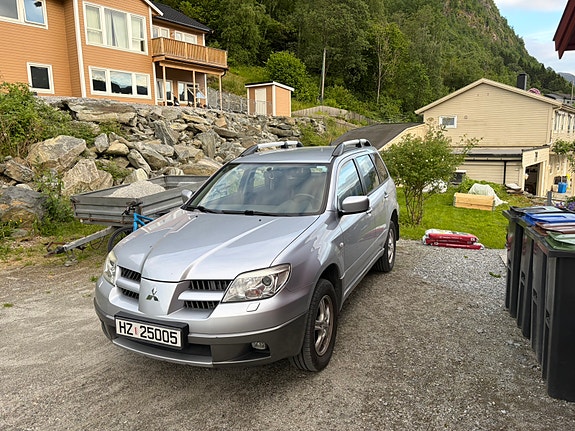 Mitsubishi Outlander 2 of 10