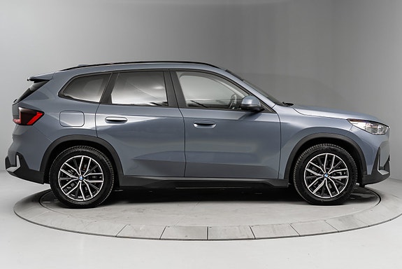 BMW iX1 5 of 29