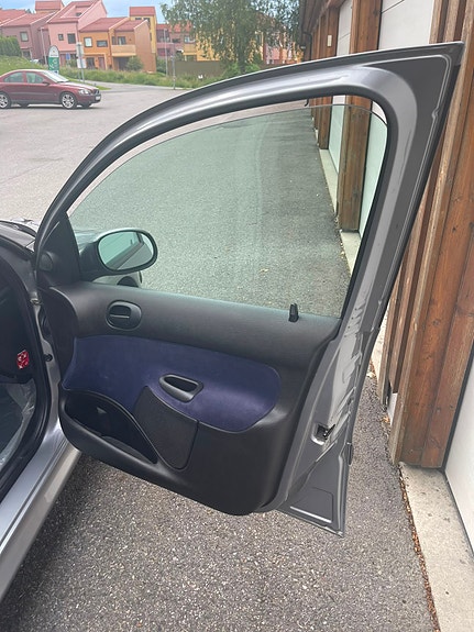 Peugeot 206 2 of 5