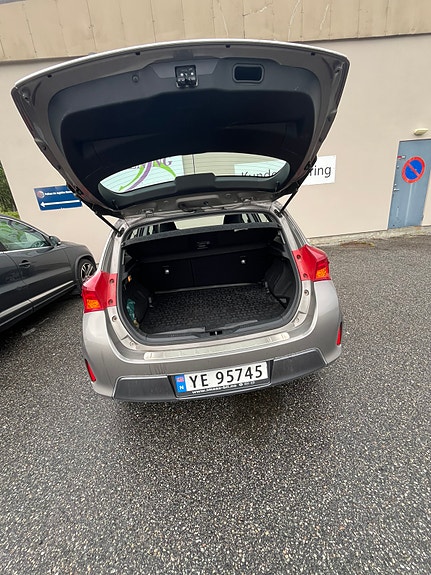 Toyota Auris 7 of 12