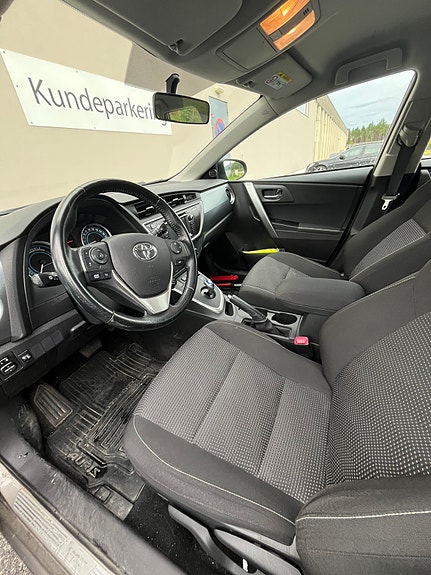 Toyota Auris 8 of 12