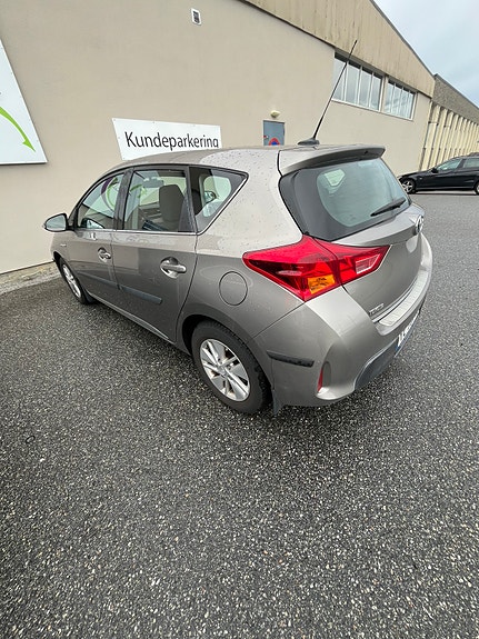 Toyota Auris 6 of 12