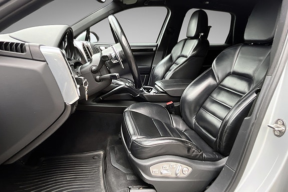 Porsche Cayenne 13 of 30