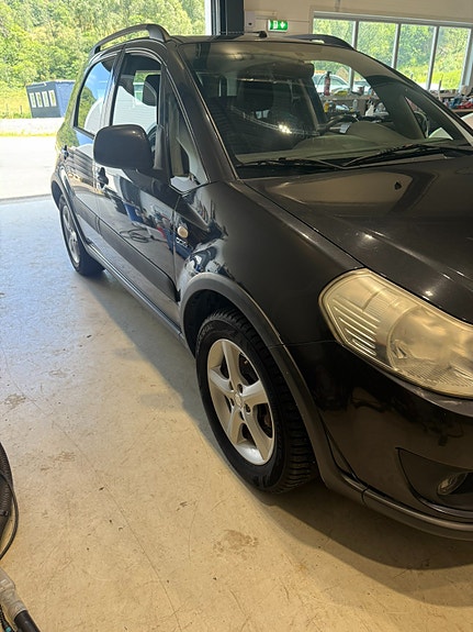 Suzuki SX4 2 of 11