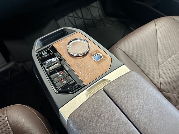 BMW iX 28 of 30