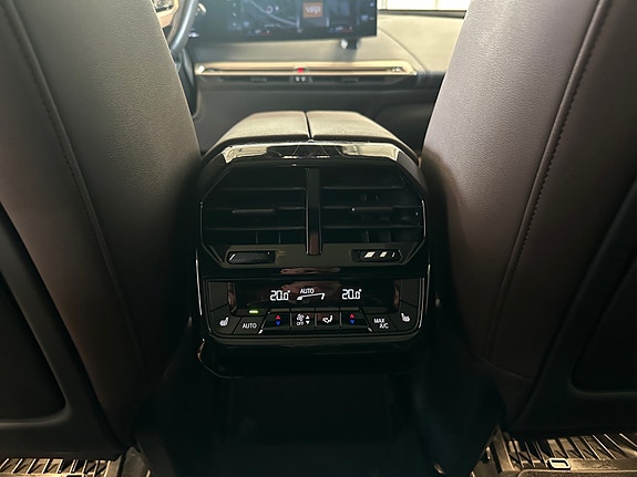 BMW iX 24 of 30