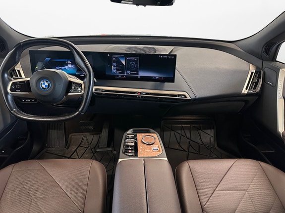 BMW iX 10 of 30