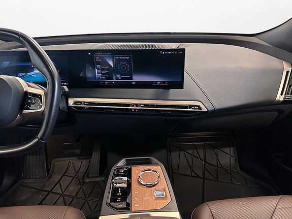 BMW iX 11 of 30