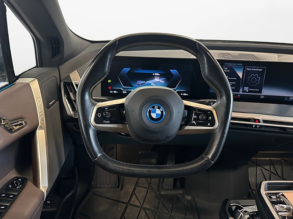 BMW iX 12 of 30