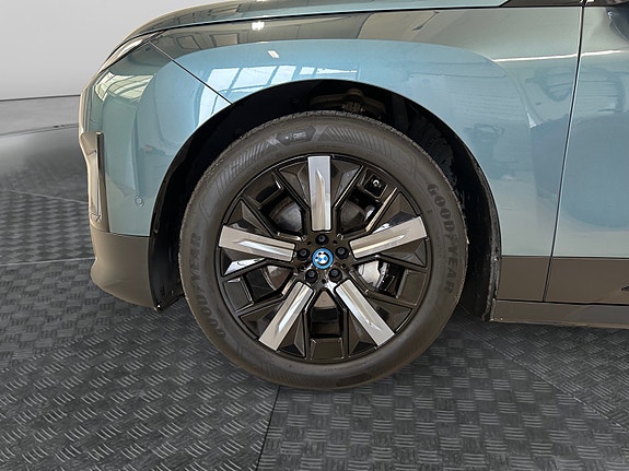 BMW iX 14 of 30