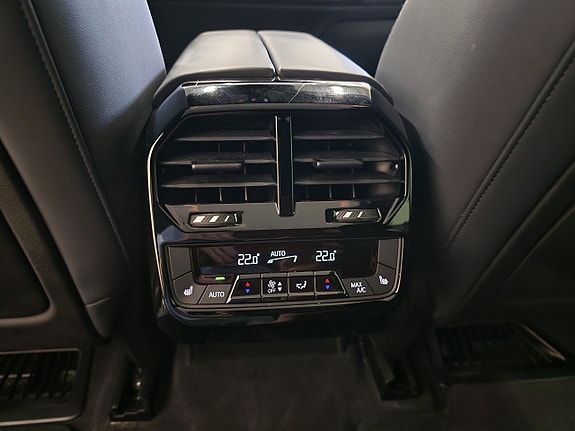 BMW iX 23 of 30